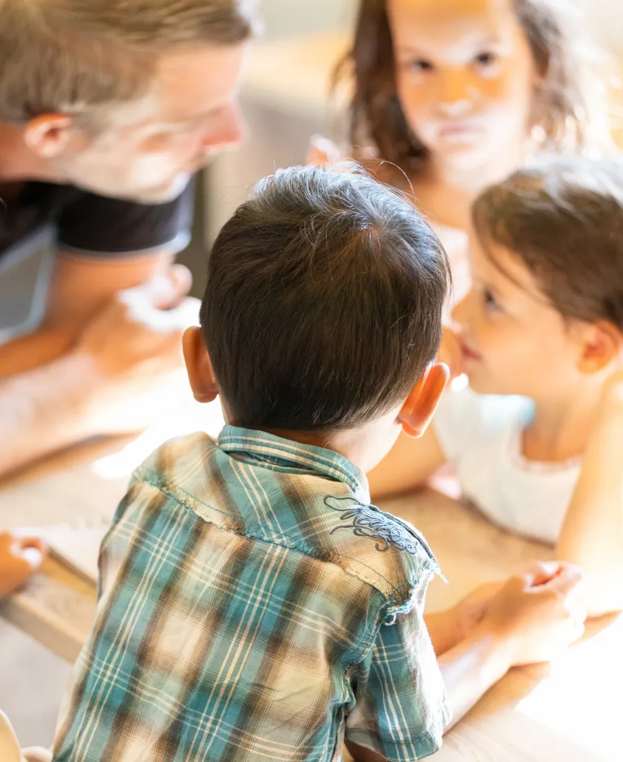Kinder in ihrer Gruppe